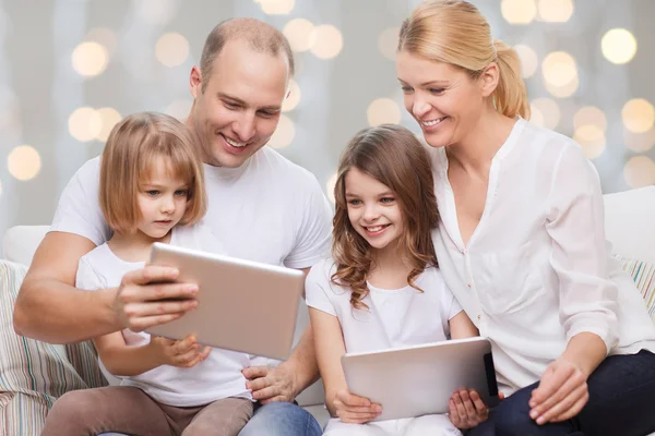 Aile ve iki çocuğu ile tablet pc bilgisayar — Stok fotoğraf