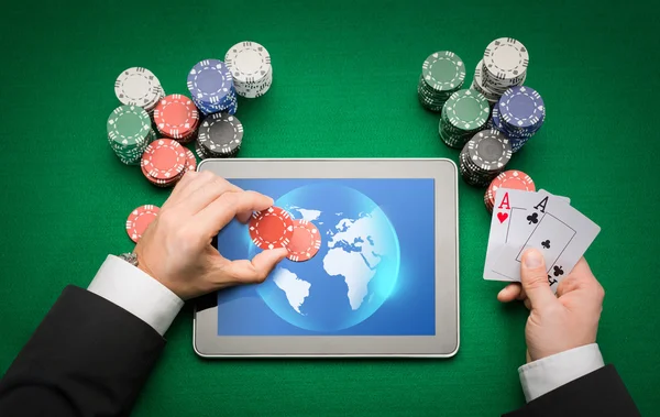 Casino-Pokerspieler mit Karten, Tablet und Chips — Stockfoto