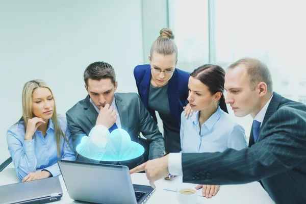 Equipo de negocios con portátil teniendo discusión —  Fotos de Stock