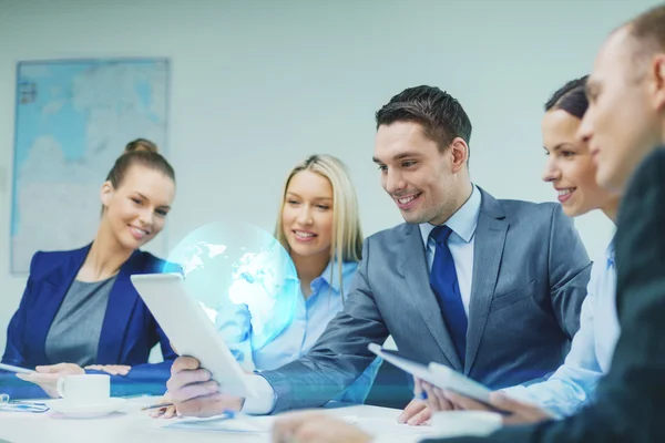 Geschäftsteam mit Tablet-PC diskutiert — Stockfoto