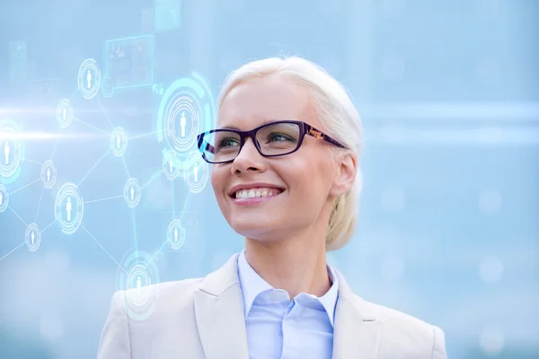 Joven mujer de negocios sonriente en gafas al aire libre —  Fotos de Stock