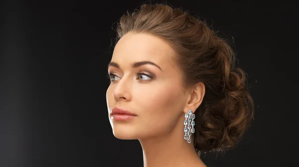 Mujer con pendientes de diamantes — Foto de Stock