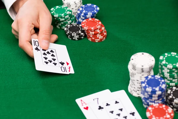Jugador de poker con cartas y fichas en el casino —  Fotos de Stock
