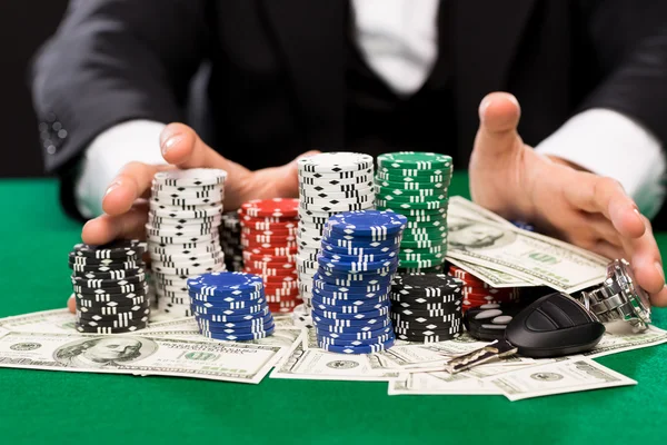 Jugador de poker con fichas y dinero en la mesa del casino — Foto de Stock