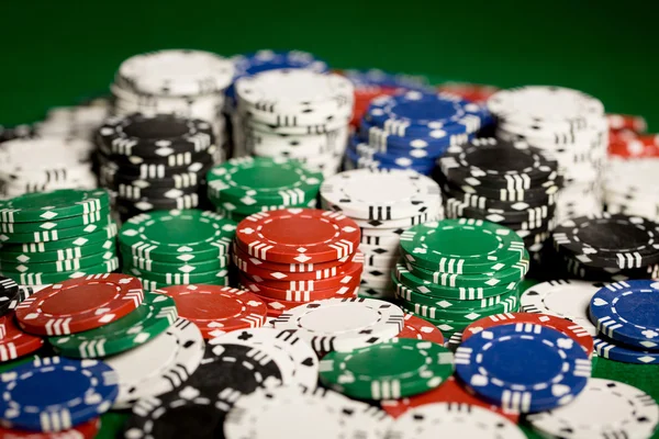 Yeşil tablo yüzeyinde casino chipi yakın çekim — Stok fotoğraf