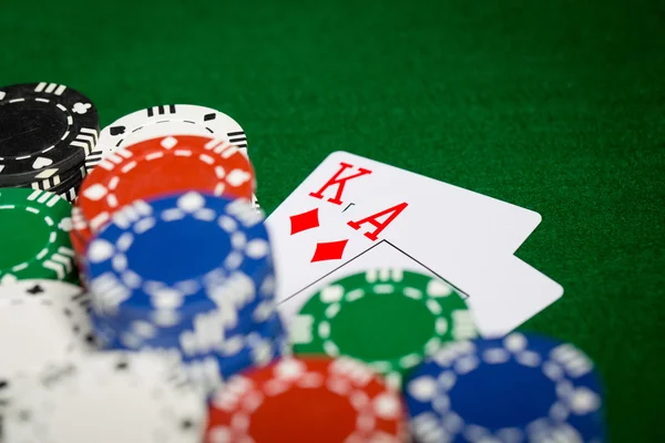 Close-up de fichas de casino e cartas de jogo — Fotografia de Stock
