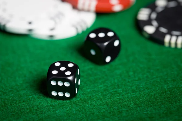 Close-up de dados pretos na mesa de casino verde — Fotografia de Stock