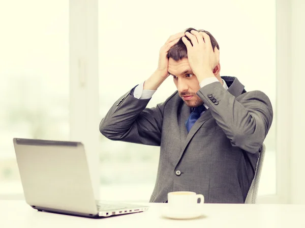 Ocupado hombre de negocios con portátil y café — Foto de Stock