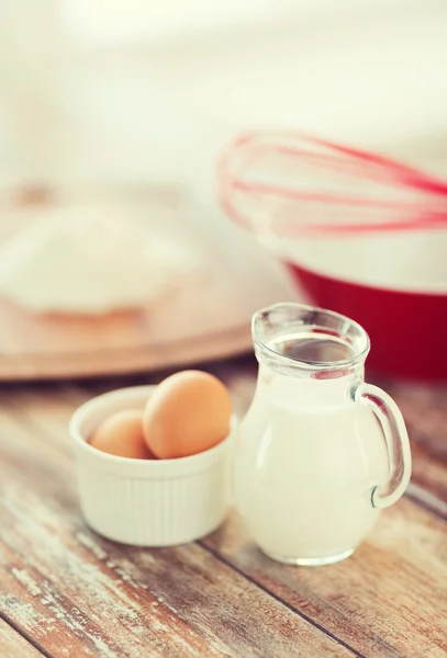 Jugeur de lait, œufs dans un bol et farine — Photo