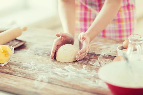 Close up of female hands kneading dough at home — Stock Photo, Image