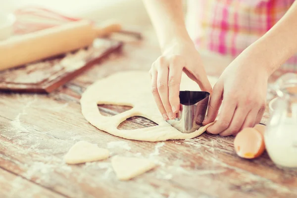 Gros plan des mains faisant des biscuits à partir de pâte fraîche — Photo