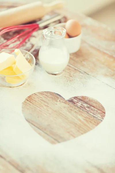 Gros plan du coeur de farine sur la table en bois à la maison — Photo