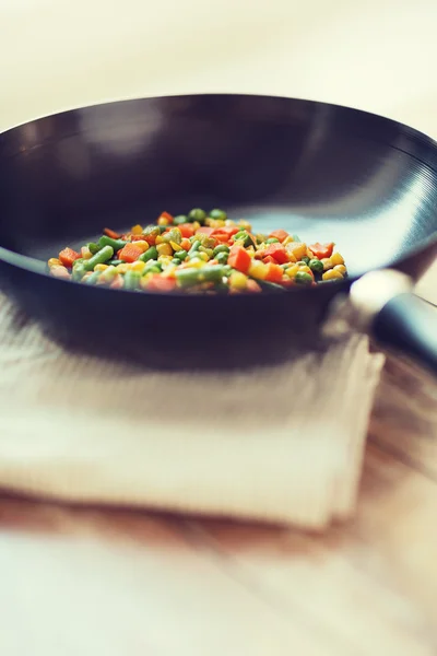 Close up van wok pan met groenten — Stockfoto