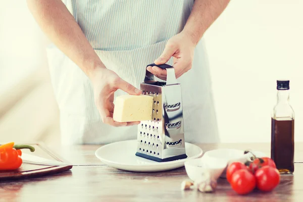 チーズの格子男性の手のクローズ アップ — ストック写真