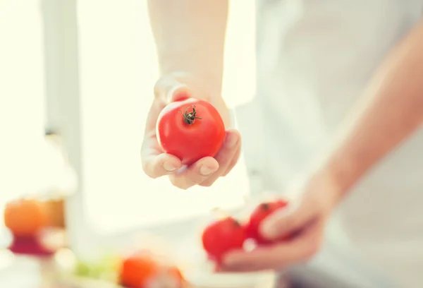 Close up de mãos masculinas segurando tomates — Fotografia de Stock