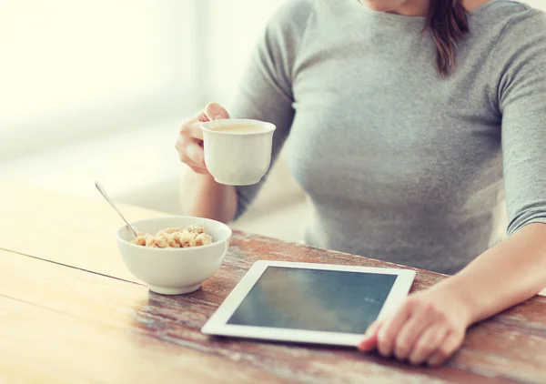 Vrouw drinken koffie en het gebruik van tablet pc — Stockfoto