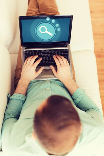 Bir laptop ile evde çalışan adam yakın çekim — Stockfoto