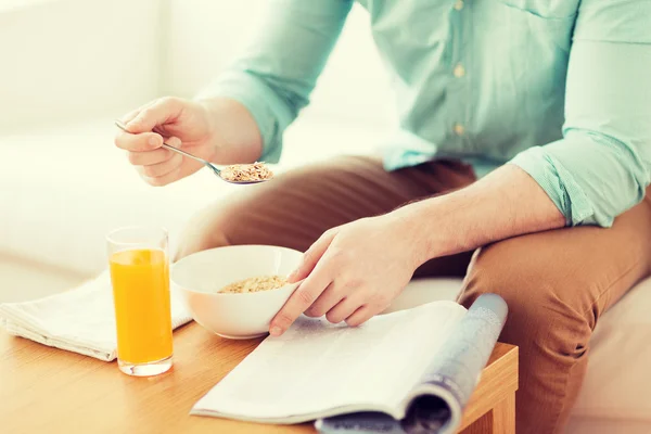 Close-up van de mens met magazine eten ontbijt — Stockfoto