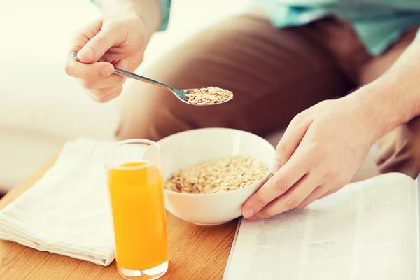 Primer plano del hombre con revista desayunando —  Fotos de Stock