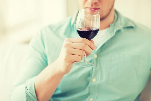 Närbild av man dricka vin hemma — Stockfoto
