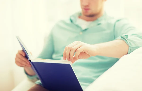 Nahaufnahme eines Mannes, der zu Hause Buch liest — Stockfoto