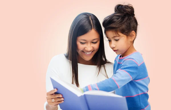 Mutlu anne ve kızı okuma kitabı — Stok fotoğraf