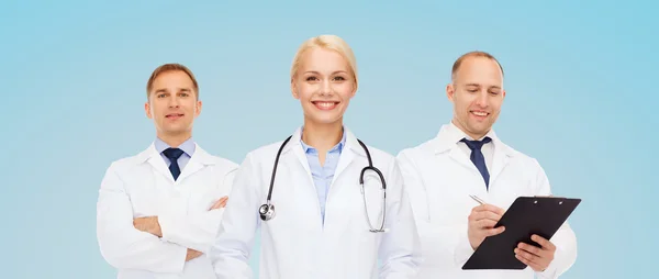 Groupe de médecins avec stéthoscope et presse-papiers — Photo