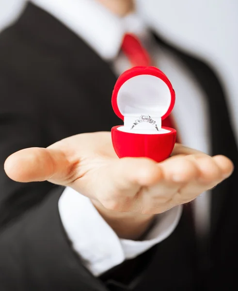 Homem com anel de casamento e caixa de presente — Fotografia de Stock