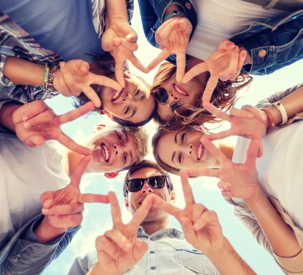 Grupo de adolescentes mostrando dedo cinco — Foto de Stock