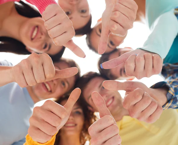 Grupo de adolescentes sonrientes — Foto de Stock