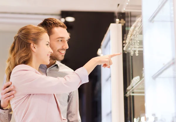 Paar op zoek om te winkelen venster bij juwelier — Stockfoto