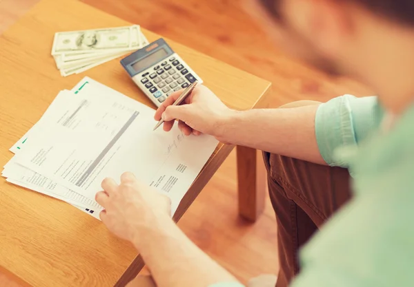 Close up of man counting money and making notes — Stock Photo, Image