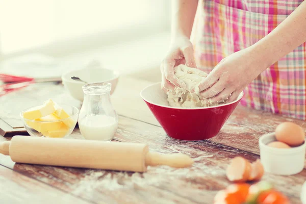Крупним планом жіночі руки замішують тісто вдома — стокове фото
