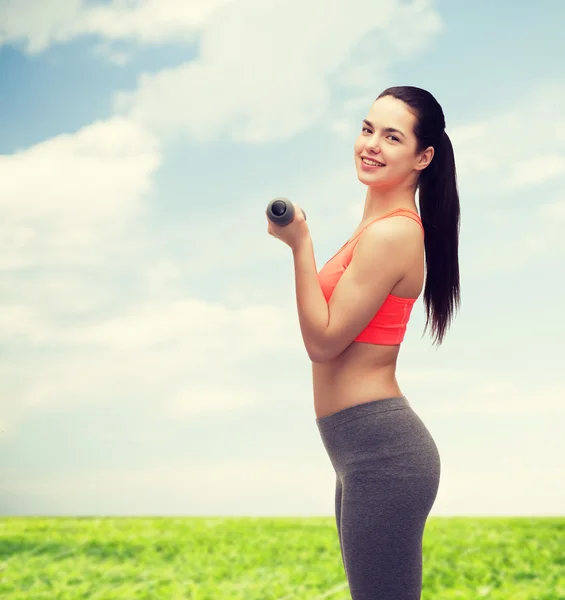 Işık dumbbells ile sportif genç kadın — Stok fotoğraf