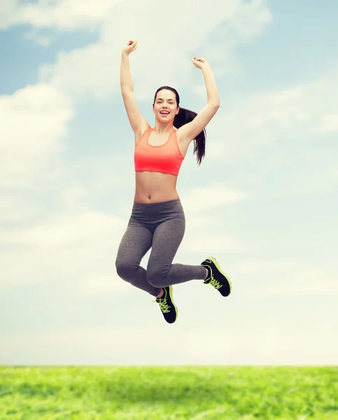 Menina adolescente desportiva pulando em sportswear — Fotografia de Stock