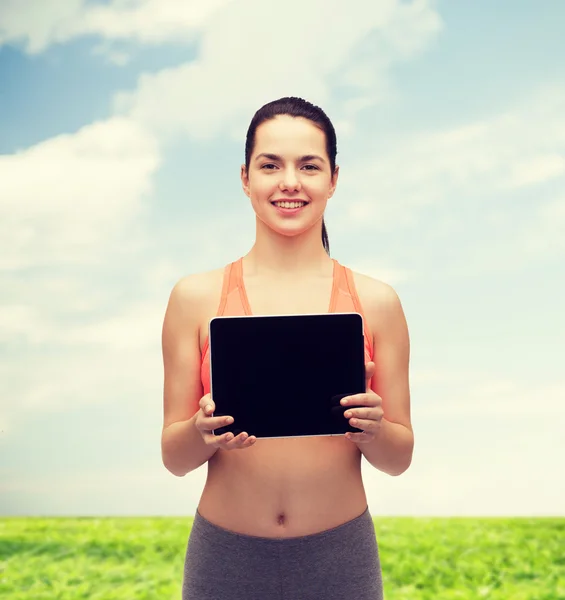 Sportliche Frau mit leerem Bildschirm am Tablet-PC — Stockfoto