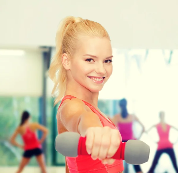 Sourire belle femme sportive avec haltère — Photo