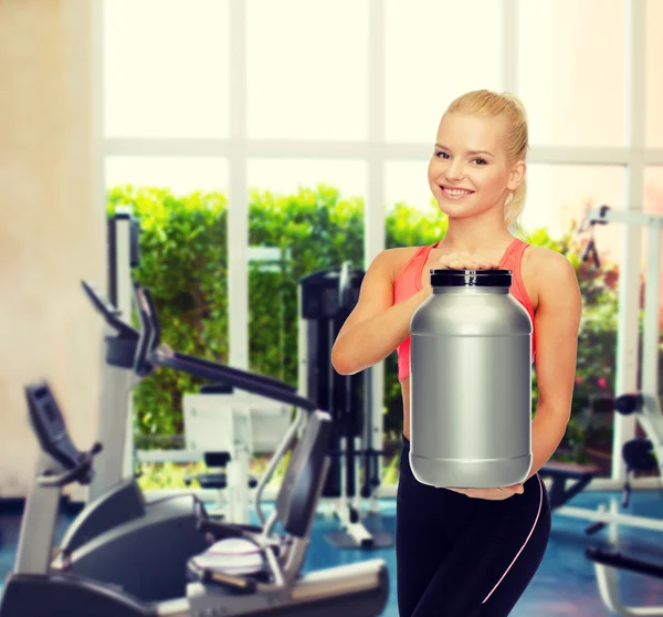 Lächelnde sportliche Frau mit Glas Eiweiß — Stockfoto