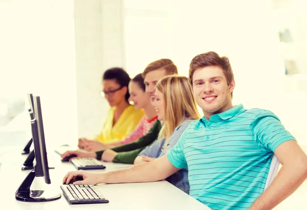 Studente maschio con compagni di classe in classe di computer — Foto Stock