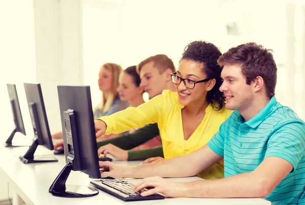 Estudantes sorridentes em aula de informática na escola — Fotografia de Stock