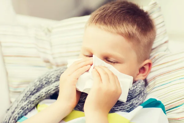 Menino doente com gripe em casa — Fotografia de Stock