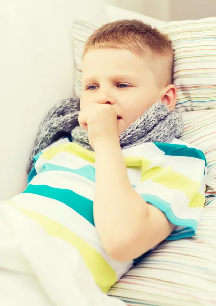 Niño enfermo con gripe en casa —  Fotos de Stock