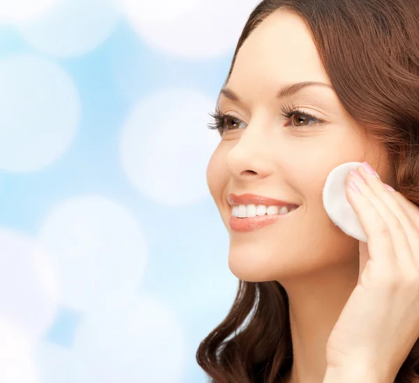 Smiling woman cleaning face skin with cotton pad — Stock Photo, Image