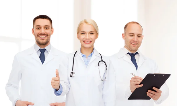 Ärztegruppe zeigt Daumen hoch in Klinik — Stockfoto