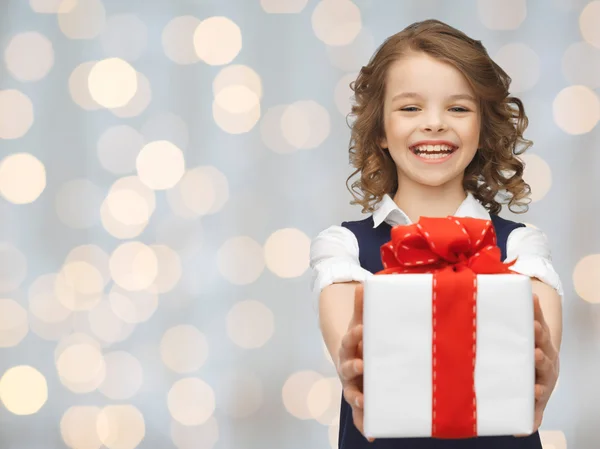 Gelukkig lachend meisje met doos van de gift — Stockfoto