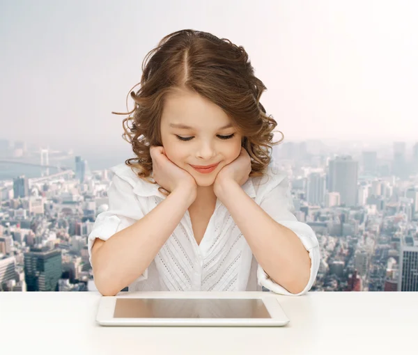 Menina sorridente feliz com computador tablet pc — Fotografia de Stock