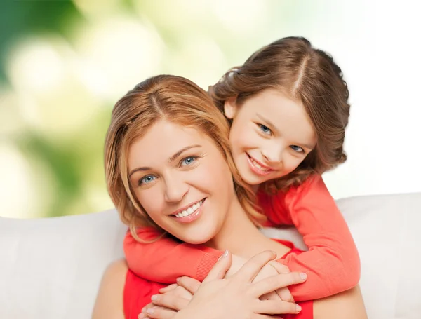 Madre feliz con hija abrazando y hablando —  Fotos de Stock