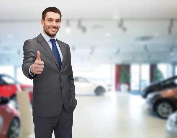 Hombre de negocios sonriente mostrando pulgares hacia arriba — Foto de Stock