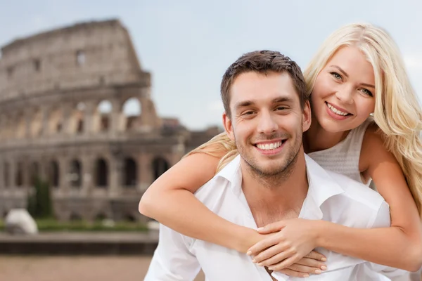 Glückliches Paar umarmt sich über Kolosseum — Stockfoto