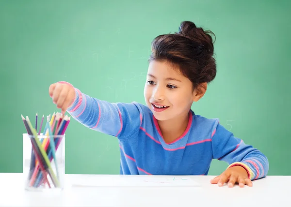快乐的学校的女孩在画与着色铅笔 — 图库照片